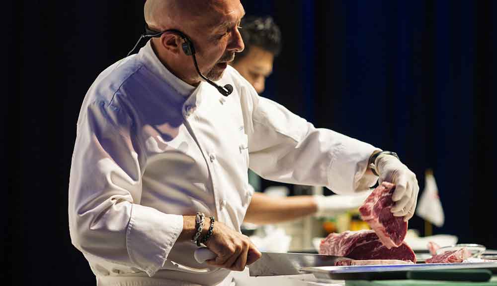厨师 Christopher Christie 以加拿大牛肉为原料进行烹饪